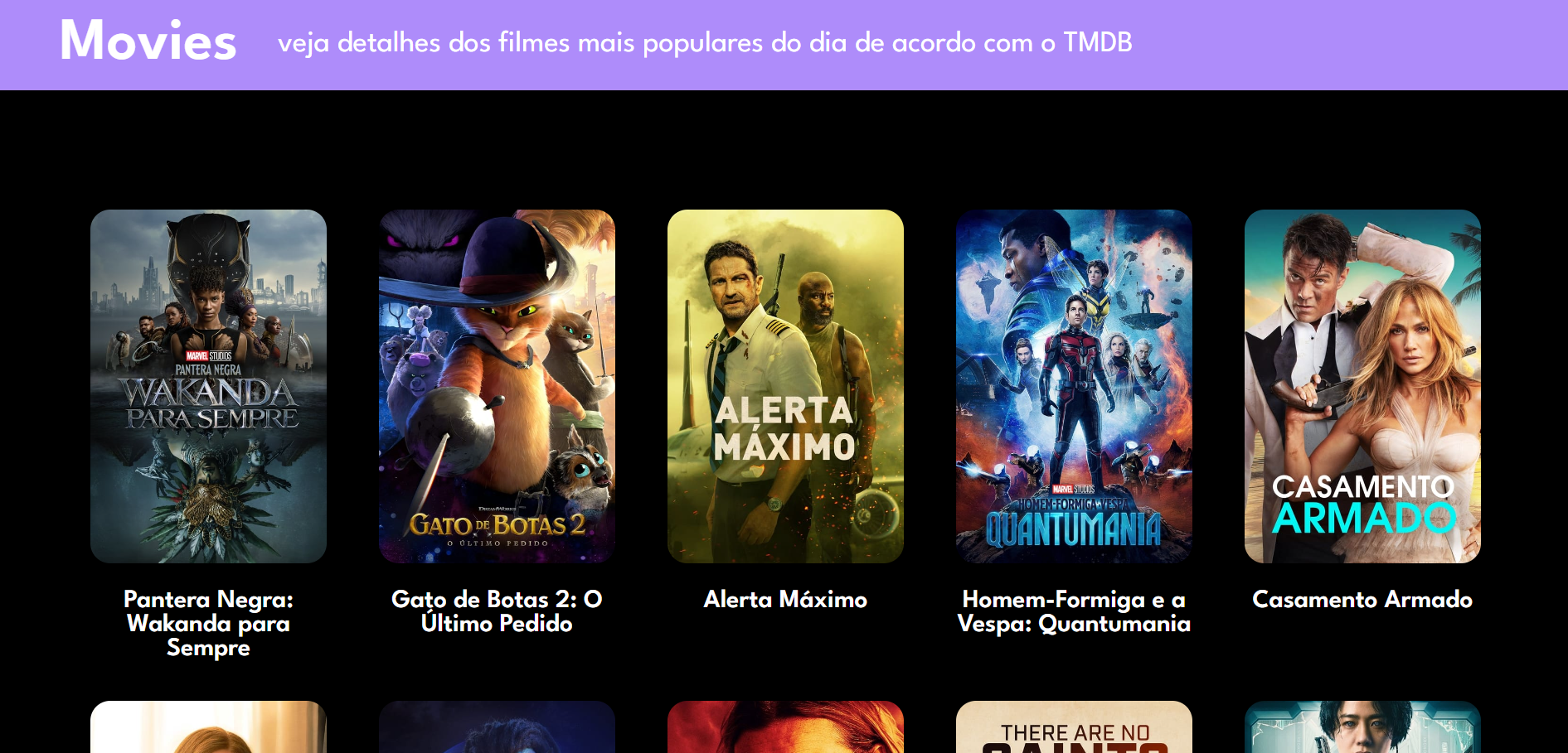 Print da homepage do site. Uma tela preta com um header roxo escrito Movies - veja detalhes dos filmes mais populares de acordo com o TMDB. Abaixo do header aparece uma lista com os posters dos filmes.